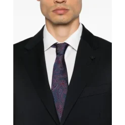 Blå ull dress med brosjedetalj
