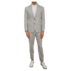 Grå dressbukse, enkelspent stil