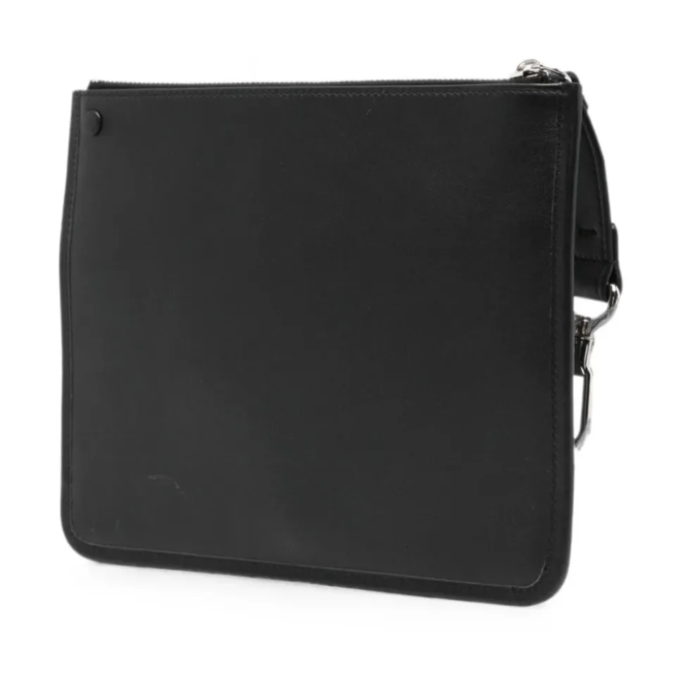 Pochette med logo og dekorative nagler