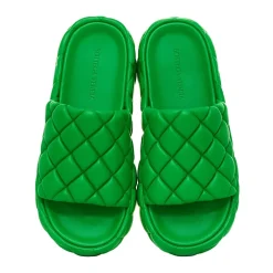 Sandal Bergaya untuk Pakaian Musim Panas