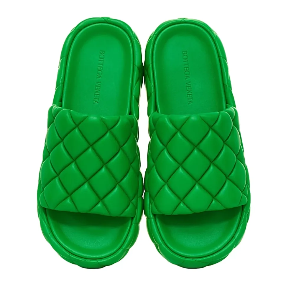 Sandal Bergaya untuk Pakaian Musim Panas