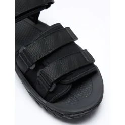 Sandaler med stropper og logoapplikasjon