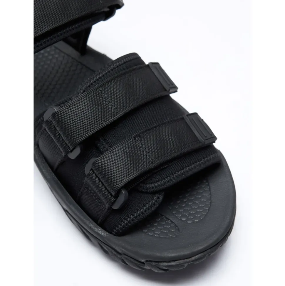Sandaler med stropper og logoapplikasjon