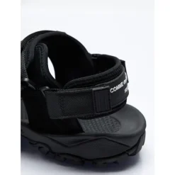 Sandaler med stropper og logoapplikasjon