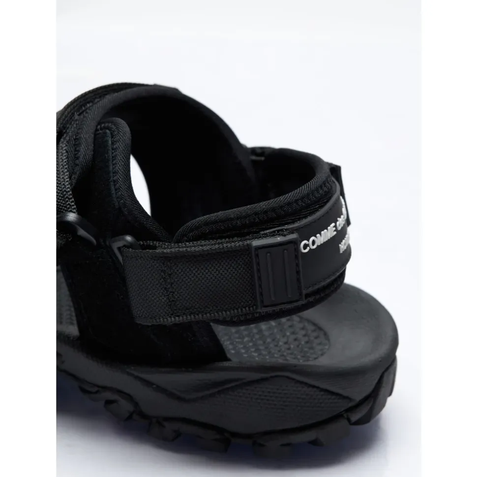 Sandaler med stropper og logoapplikasjon