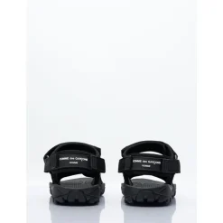 Sandaler med stropper og logoapplikasjon
