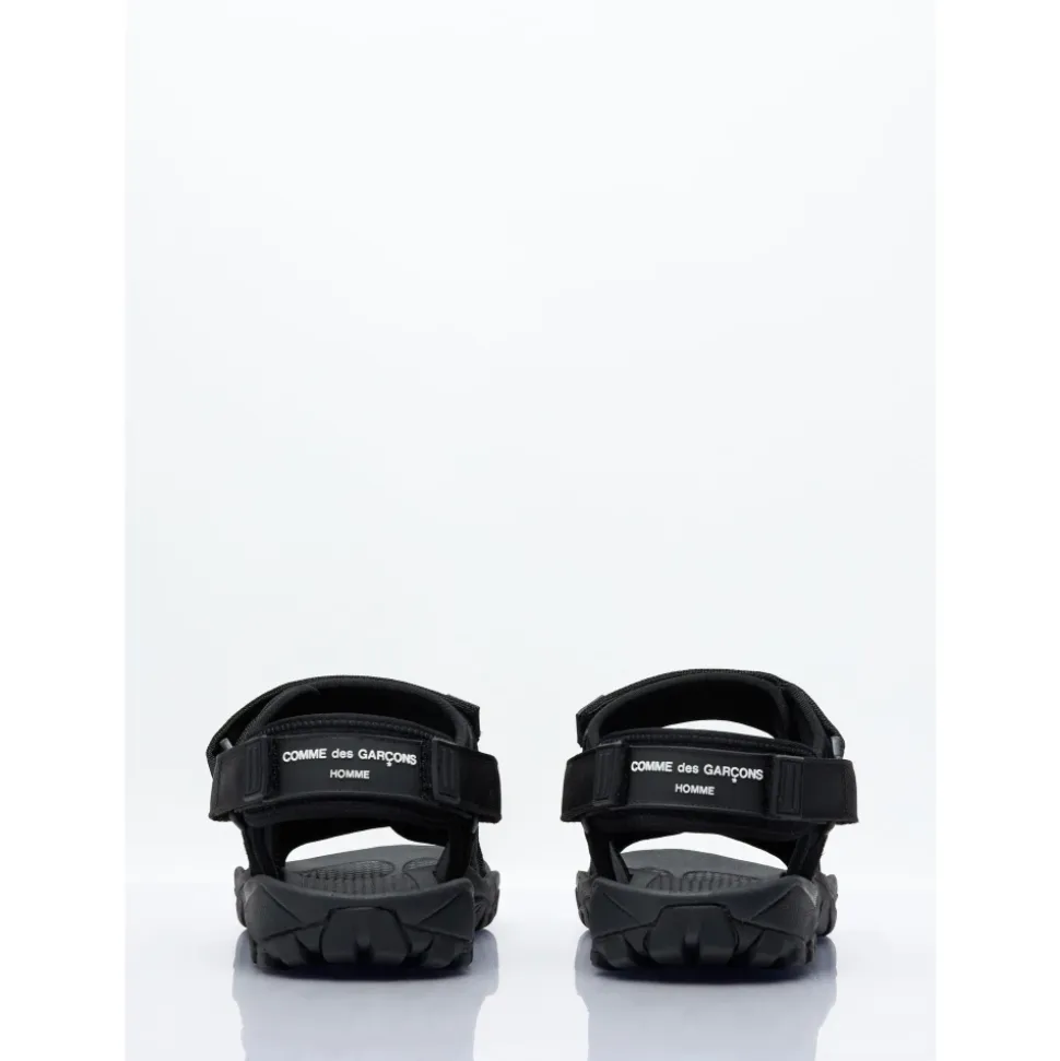 Sandaler med stropper og logoapplikasjon