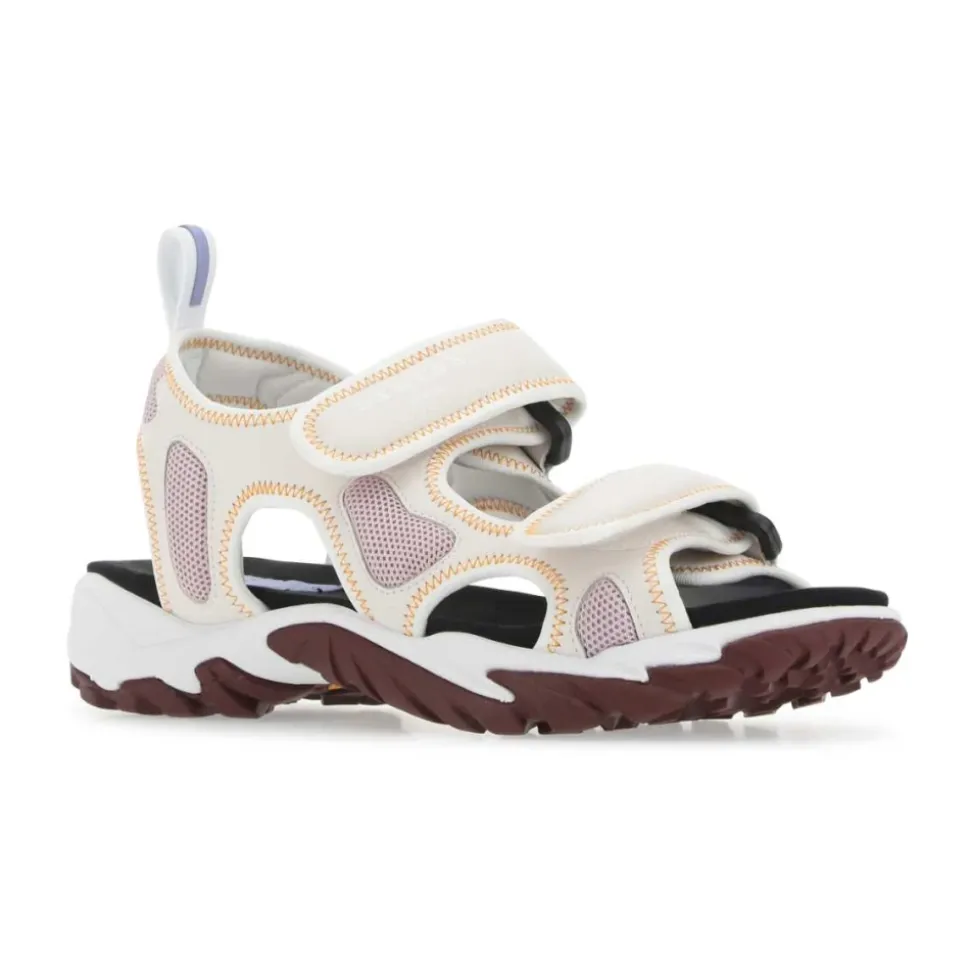 Stilige flate sandaler med flerfarget stoff