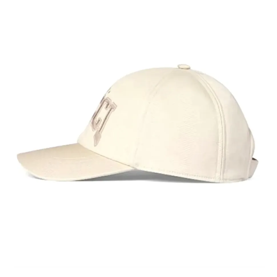 Ullhatt med broderi