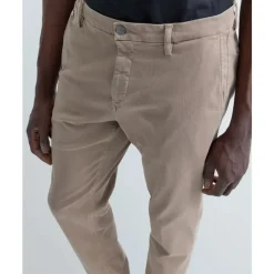 Zeumar Chinos